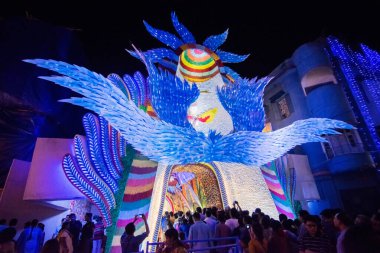 KOLKATA, INDIA - 18 Ekim 2015: Renkli ışıkta çekilen Durga Puja pandalının gece görüntüsü, Kolkata, Batı Bengal, Hindistan. Durga Puja, Hinduizm 'in en büyük dini festivali..