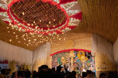 KOLKATA, INDIA - 26 SEPTEMBER 2017: Renkli ışıkta çekilen Durga Puja pandalının gece görüntüsü, Kolkata, Batı Bengal, Hindistan. Durga Puja, Hinduizm 'in en büyük dini festivali..