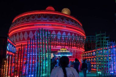 Howrah, Batı Bengal, Hindistan - 5 Ekim 2019: Durga Puja pandalı, geçici bir tapınak, gece Durga Puja festivali. Aşağıdan ateş edilmiş..