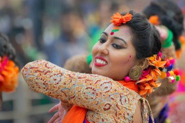Kolkata, Hindistan - 1 Mart 2018: Bahar festivali makyajlı güzel Bengalli kızlar, Holi ya da Bahar Festivali 'nde neşeli ifadeler, Bengalce ya da Hintçe Holi dili ile Holi -.