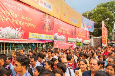 KOLKATA, INDIA - SEPTEMBER 29, 2017: Üniversite meydanında Durga Puja pandalının içinde Tanrıça Durga putuna dua etmek için yürüyenler. Durga Puja, Hinduizm 'in en büyük dini festivali..