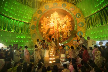 KOLKATA, INDIA - 2 Ekim 2014: Tanrıça Durga 'ya dua eden rahipler, Durga Puja festivali kutlamaları. Hinduizm ve Bengali cemaatinin en büyük dini festivali. Belgesel başyazısı.