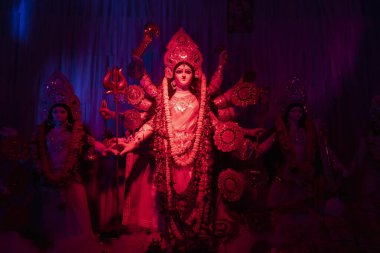 Kolkata, Batı Bengal 'de renkli ışıkta çekilen Durga Puja pandalında tanrıça Durga idolü. Durga Puja, Hinduizm 'in en büyük dini festivali ve şimdi dünya çapında kutlanıyor..