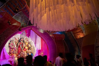 Kolkata, Hindistan - 17 Ekim 2018: Renkli ışıkta vurulan güzel madalyalı Durga Puja pandalı. Durga Puja, tüm dünyada kutlanan, Hinduizm 'in en büyük dini festivali..