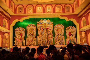 KOLKATA, INDIA - SEPTEMBER 29, 2017: Renkli ışıkta vurulan Durga Puja pandalında Tanrıça Durga idolü. Durga Puja, Hinduizm 'in en büyük dini festivali ve şimdi dünya çapında kutlanıyor..