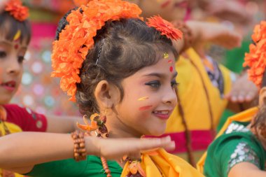 KOLKATA, INDIA - 12 Mart 2017: Sari (geleneksel Hint elbisesi) giymiş kız dansçı portresi ve Palash çiçekleri (Butea monosperma) makyaj, Dol (Bengalce) veya Holi (Hintçe) dans).