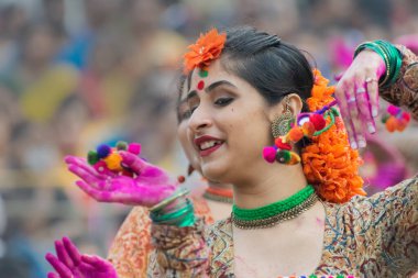 KOLKATA, INDIA - 1 Mart 2018: Bahar festivali çiçekli güzel kız, Holi / Bahar festivalinde Dol (Bengalce) ya da Holi (Hintçe) 'nin gelişini kutlayan neşeli ifade.