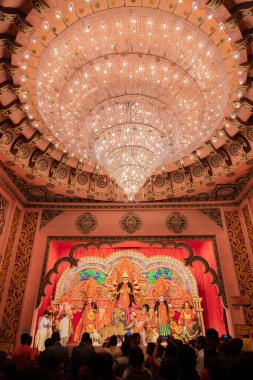 KOLKATA, INDIA - 26 SEPTEMBER 2017: Renkli ışıkta çekilen Durga Puja pandalının gece görüntüsü, Kolkata, Batı Bengal, Hindistan. Durga Puja, Hinduizm 'in en büyük dini festivali..