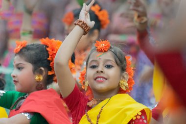 KOLKATA, INDIA - 1 Mart 2018: Bahar festivali çiçekli güzel kız, Holi / Bahar festivalinde Dol (Bengalce) ya da Holi (Hintçe) 'nin gelişini kutlayan neşeli ifade.