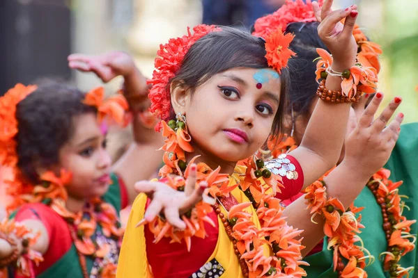 Kolkata India March 2015 Дівчата Танцюристки Виступають Фестивалі Holi Spring — стокове фото