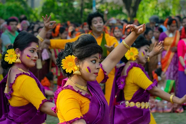 Калькутта Индия Марта 2019 Года Танцовщицы Одетые Красочные Сари Традиционное — стоковое фото