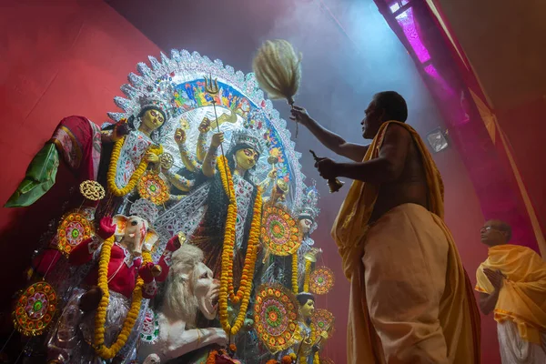 Kolkata India Octubre 2018 Joven Sacerdote Hindú Rezando Diosa Durga —  Fotos de Stock