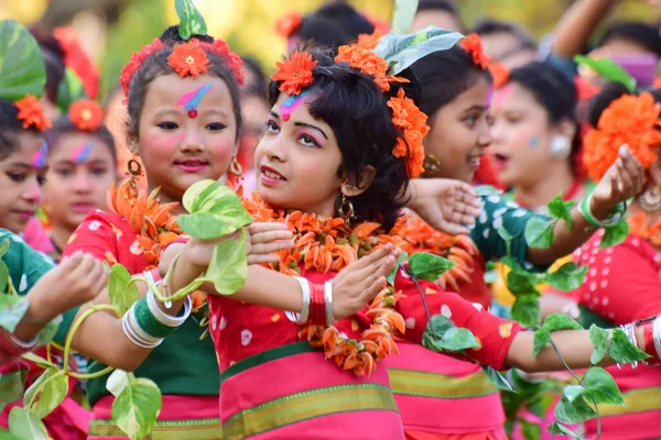 Kolkata India Marca 2015 Dziewczęce Tancerki Występujące Festiwalu Holi Spring — Zdjęcie stockowe