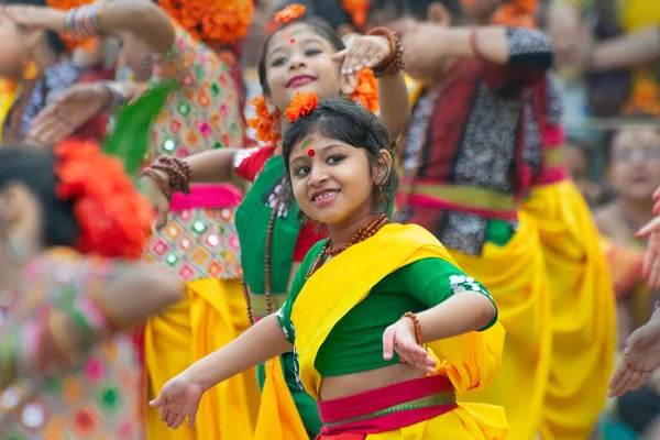 Kolkata India Marzo 2018 Giovane Ballerina Vestita Sari Giallo Verde — Foto Stock