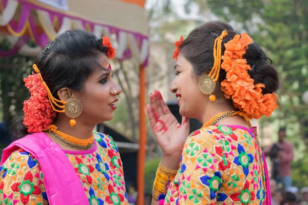 Kolkata Índia Março 2017 Jovens Dançarinas Vestidas Com Sari Cor — Fotografia de Stock