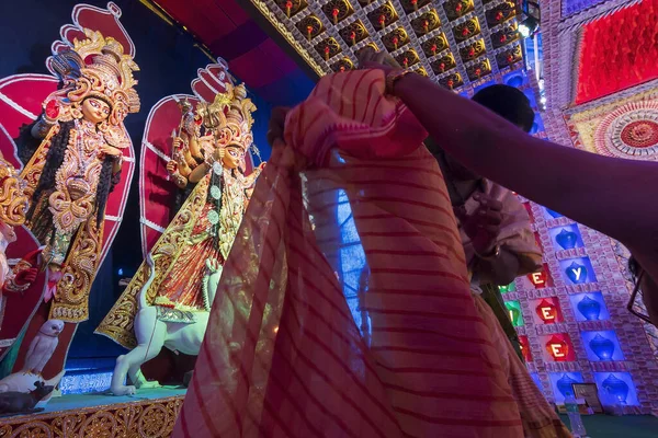 Howrah Bengala Occidental India Octubre 2019 Sacerdotes Hindúes Drapeando Sari — Foto de Stock