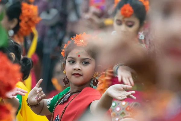 Kolkata Índia Março 2018 Dançarinas Infantis Apresentando Festival Holi Spring — Fotografia de Stock