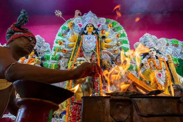 Kolkata Hindistan Ekim 2018 Hindu Rahip Durga Dua Etmek Için — Stok fotoğraf