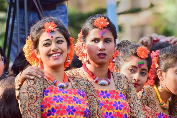 Kolkata India 2015年3月5日 年轻女子舞蹈家在Holi Spring Festival 孟加拉语 或Holi 印地语 庆祝春天到来时的欢乐表情 — 图库照片
