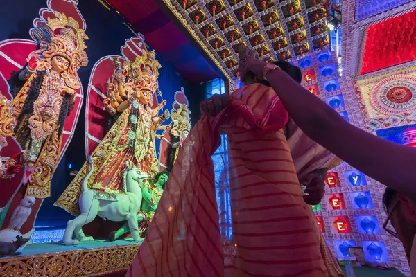 Howrah Bengala Occidental India Octubre 2019 Sacerdotes Cubriendo Sari Rojo — Foto de Stock