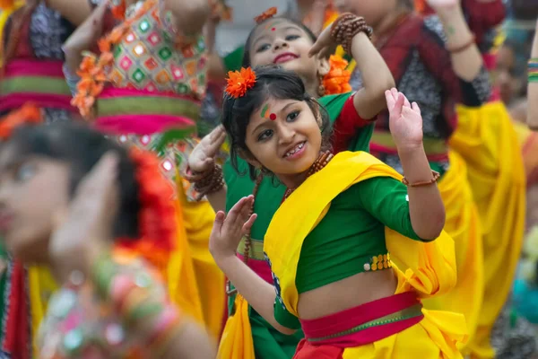 Kolkata Índia Março 2018 Jovens Dançarinas Vestidas Sari Amarelo Verde — Fotografia de Stock