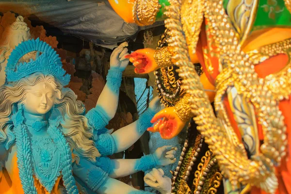 彩色彩绘的女神杜尔加的粘土偶像 正在筹备 杜尔加普贾节在库马图拉 加尔各答 印度教最大的节日 — 图库照片