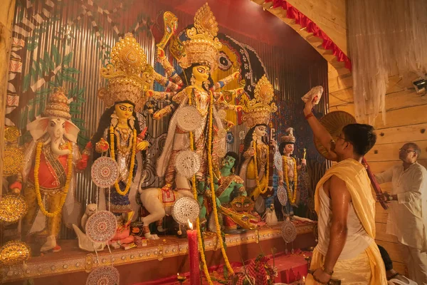 Kolkata India Septiembre 2017 Saptami Puja Joven Sacerdote Hindú Adorando — Foto de Stock