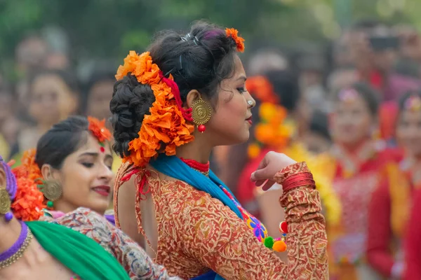 加尔各答 Kolkata India 2018年3月1日 身着莎丽花 印度传统服饰和帕拉什花的女舞蹈演员的肖像 在霍利节跳舞 春天到了印度 — 图库照片