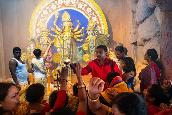 Kolkata Índia Outubro 2018 Devotas Hindus Estendendo Mãos Para Obter — Fotografia de Stock