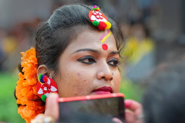インド コルカタ 2018年3月1日 伝統的なインドのドレスを着た女性ダンサーの肖像と パラスの花 ブテア モノスペルマ そしてホリ フェスティバルで彼女を魅了する誰か — ストック写真