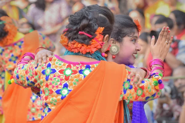 Kolkata Índia Março 2017 Jovens Dançarinas Dançam Alegremente Festival Holi — Fotografia de Stock