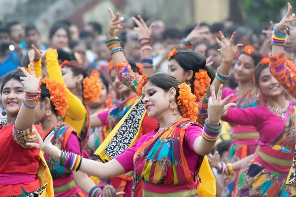 Kolkata Índia Março 2018 Dança Poses Dançarinas Vestidas Com Sari — Fotografia de Stock