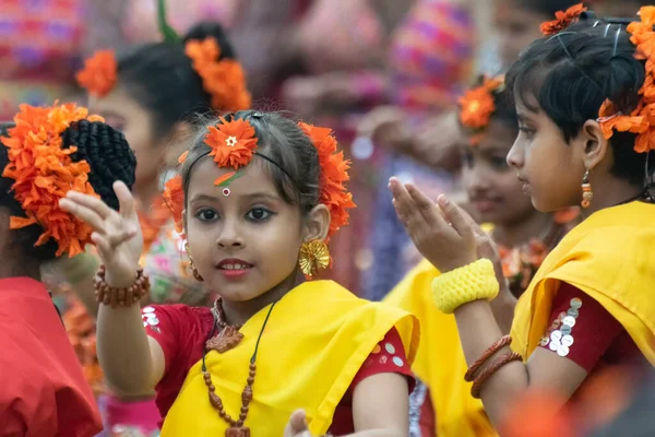 Kolkata India March 2018 Дитячі Танцюристки Виступають Фестивалі Holi Spring — стокове фото