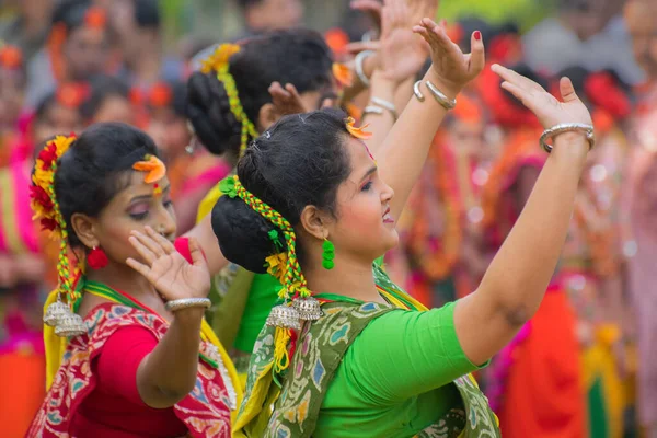 Колката Индия Марта 2017 Года Танцевальная Поза Танцовщицы Одетой Желтое — стоковое фото