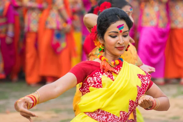 Kolkata India Březen 2017 Taneční Pózy Tanečnic Oblečené Žlutých Červených — Stock fotografie