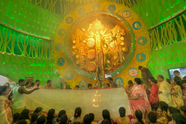 Kolkata India Październik 2014 Kapłani Niosący Sari Hinduska Sukienka Dla — Zdjęcie stockowe