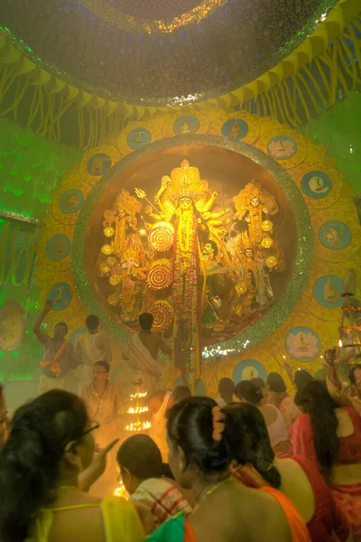 Kolkata India Oktober 2014 Människor Njuter Inne Durga Puja Pandal — Stockfoto