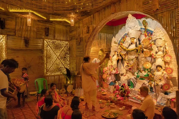 Kolkata India Septiembre 2017 Sacerdote Hindú Adora Diosa Durga Mientras — Foto de Stock