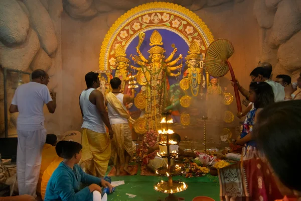 Kalkuta Indie Października 2018 Hinduski Kapłan Modlący Się Bogini Durgi — Zdjęcie stockowe