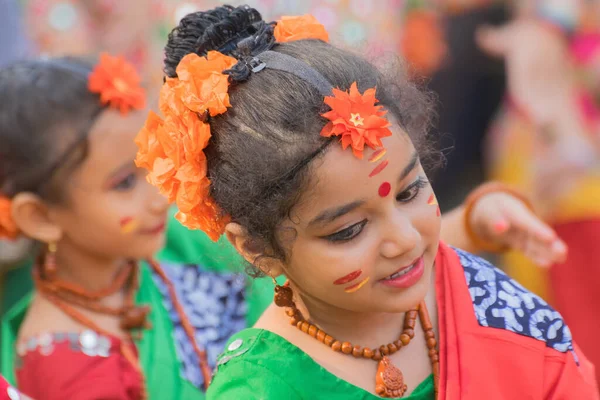 Kolkata Índia Março 2017 Dançarinas Vestidas Com Sari Vestido Tradicional — Fotografia de Stock