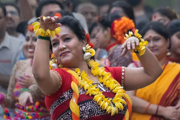Kolkata India Březen 2018 Taneční Pózy Bengálských Tanečnic Oblečené Žlutočervených — Stock fotografie