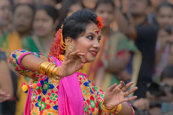 Kolkata Índia Março 2017 Dança Poses Dançarinas Vestidas Com Sari — Fotografia de Stock