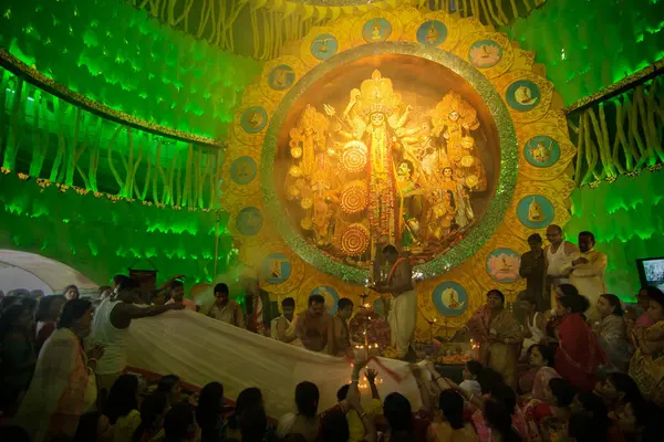 Kolkata India Październik 2014 Kapłani Niosący Sari Hinduską Sukienkę Dla — Zdjęcie stockowe
