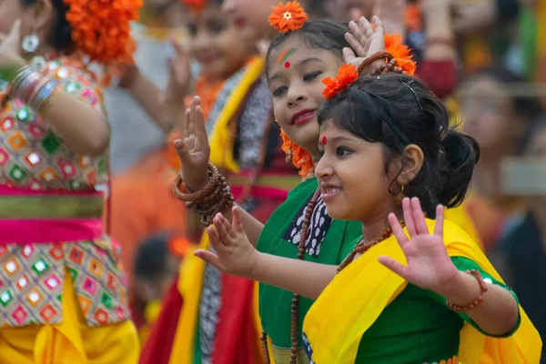 インド コルカタ 2018年3月1日 黄色と緑のサリーを着た若い女の子のダンサー 伝統的なインドのドレスパラスの花 ブテア モノスペルマ 春祭りで踊る — ストック写真