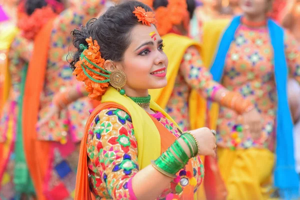 Kolkata India Březen 2017 Dívčí Tanečnice Oblečené Žlutočervených Sárí Tradiční — Stock fotografie