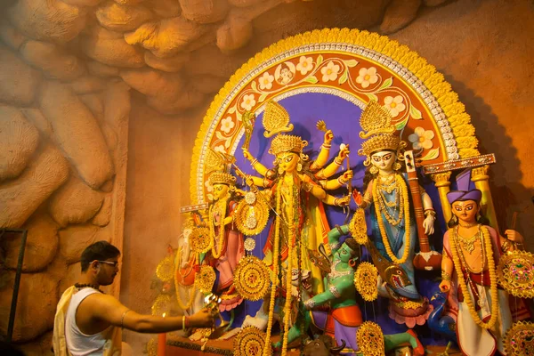 Kolkata India October 2018 Young Hindu Priest Worshipping Goddess Durga — Stock Photo, Image