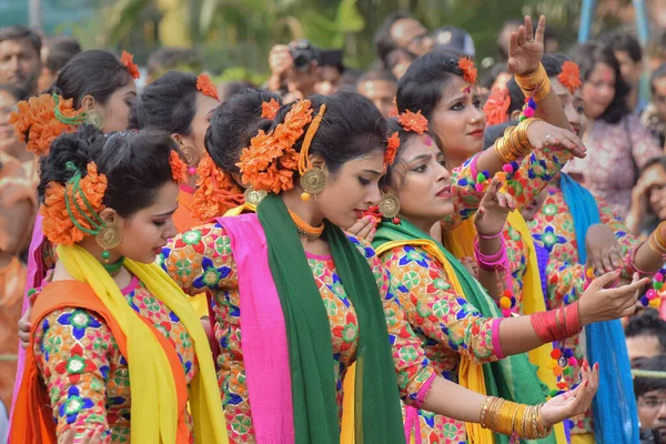 Kolkata India March 2017 Mladé Tanečnice Radostného Tance Festivalu Holi — Stock fotografie