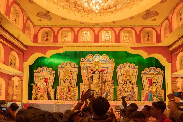 KOLKATA, INDIA - SEPTEMBER 29, 2017: Renkli ışıkta vurulan Durga Puja pandalının içindeki Tanrıça Durga idolü. Durga Puja, Hinduizm 'in en büyük dini festivali..