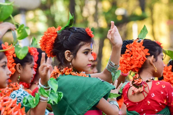 Kolkata India Marzo 2015 Niñas Bailarinas Bailando Festival Holi Spring — Foto de Stock