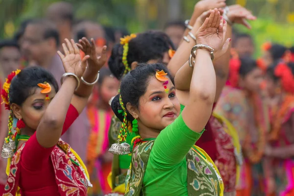 Kolkata Índia Março 2017 Jovens Dançarinas Vestidas Com Sari Cor — Fotografia de Stock